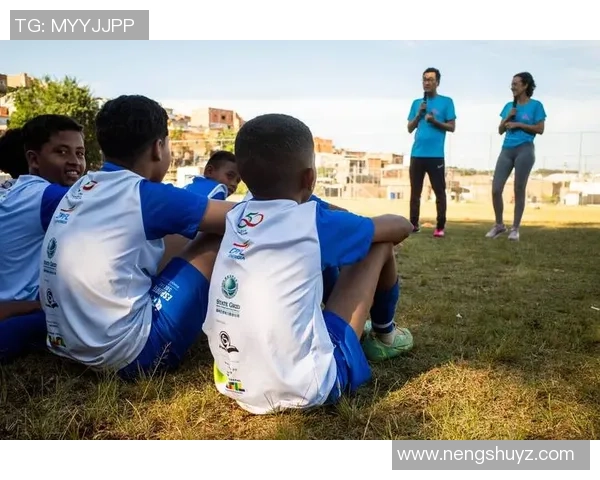 当足球巨星用铲球诠释防守艺术展现力量与智慧的绿茵较量