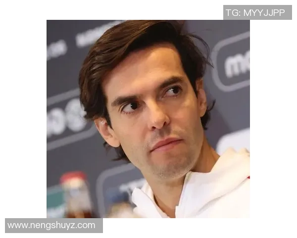 法国足球长发球星凭借独特风格征服赛场与球迷的心 法国足球长发球星凭借独特风格征服赛场与球迷的心