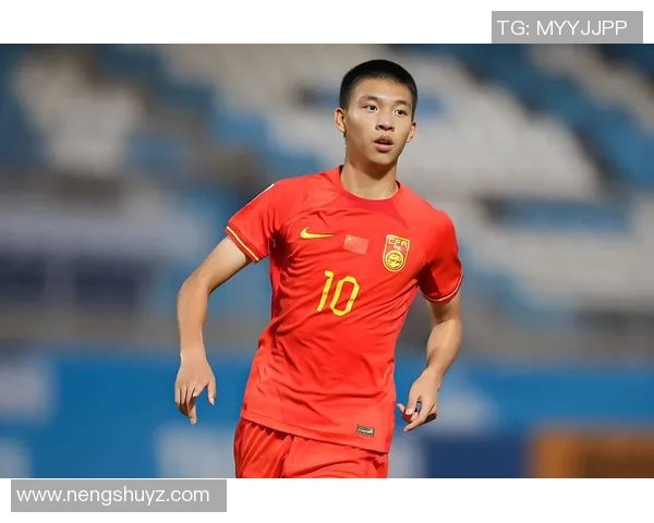 聚焦绿茵球场王者风采帅气足球巨星巅峰时刻 聚焦绿茵球场王者风采帅气足球巨星巅峰时刻