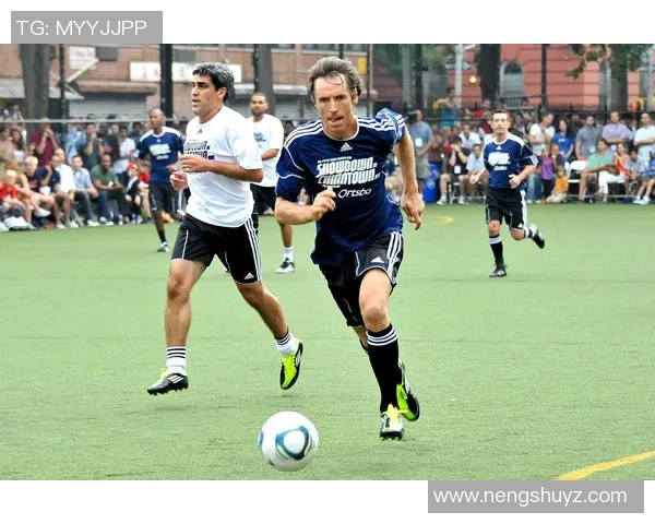 世界顶级足球球星同场亮相整齐列队展现巅峰风采 世界顶级足球球星同场亮相整齐列队展现巅峰风采