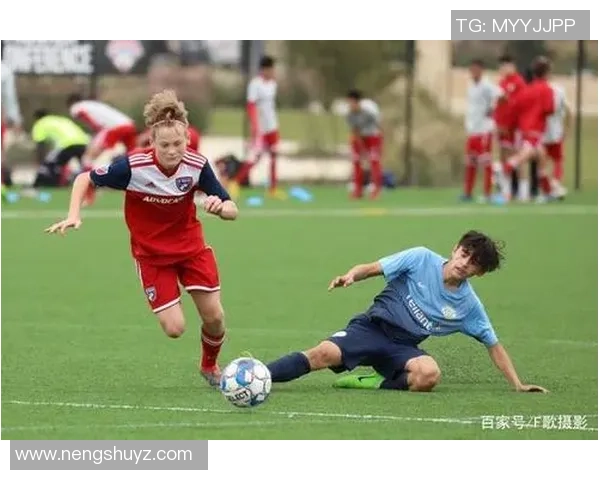 《从草根到球场巨星：足球短片讲述明星背后的奋斗与荣耀》